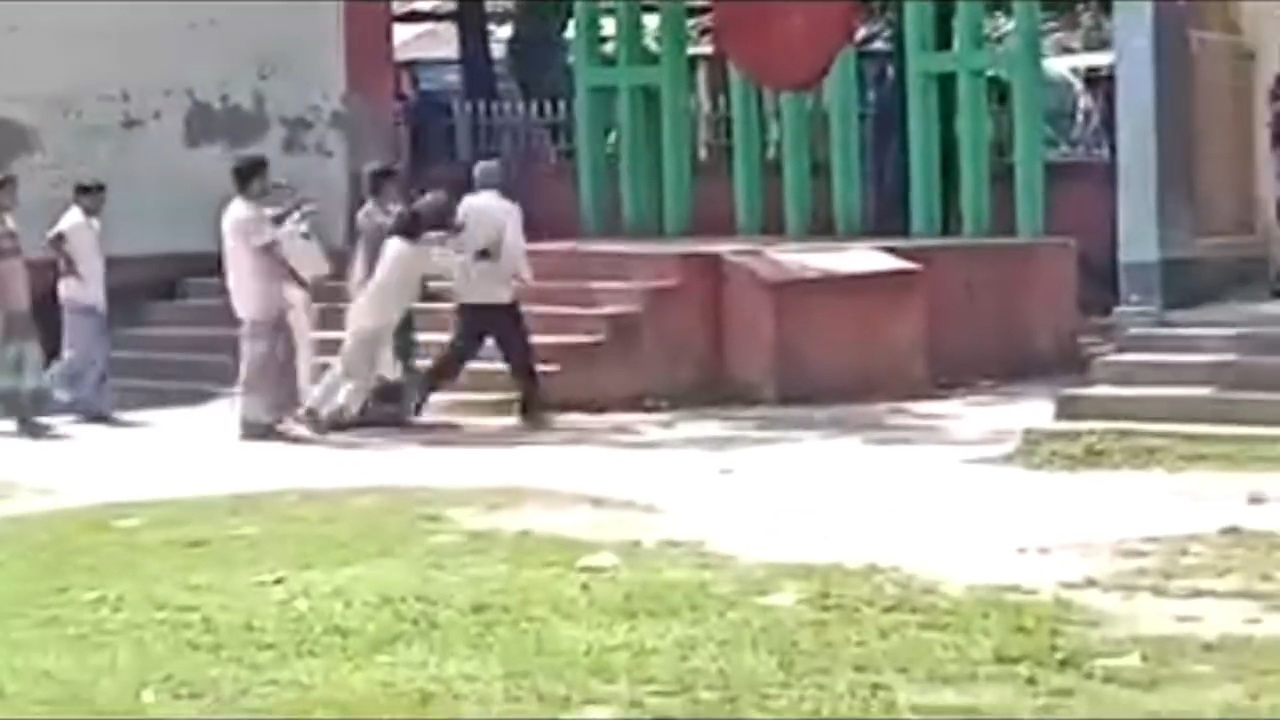 অধ্যক্ষকে ধাক্কাতে ধাক্কাতে বের করা হলো কলেজ থেকে