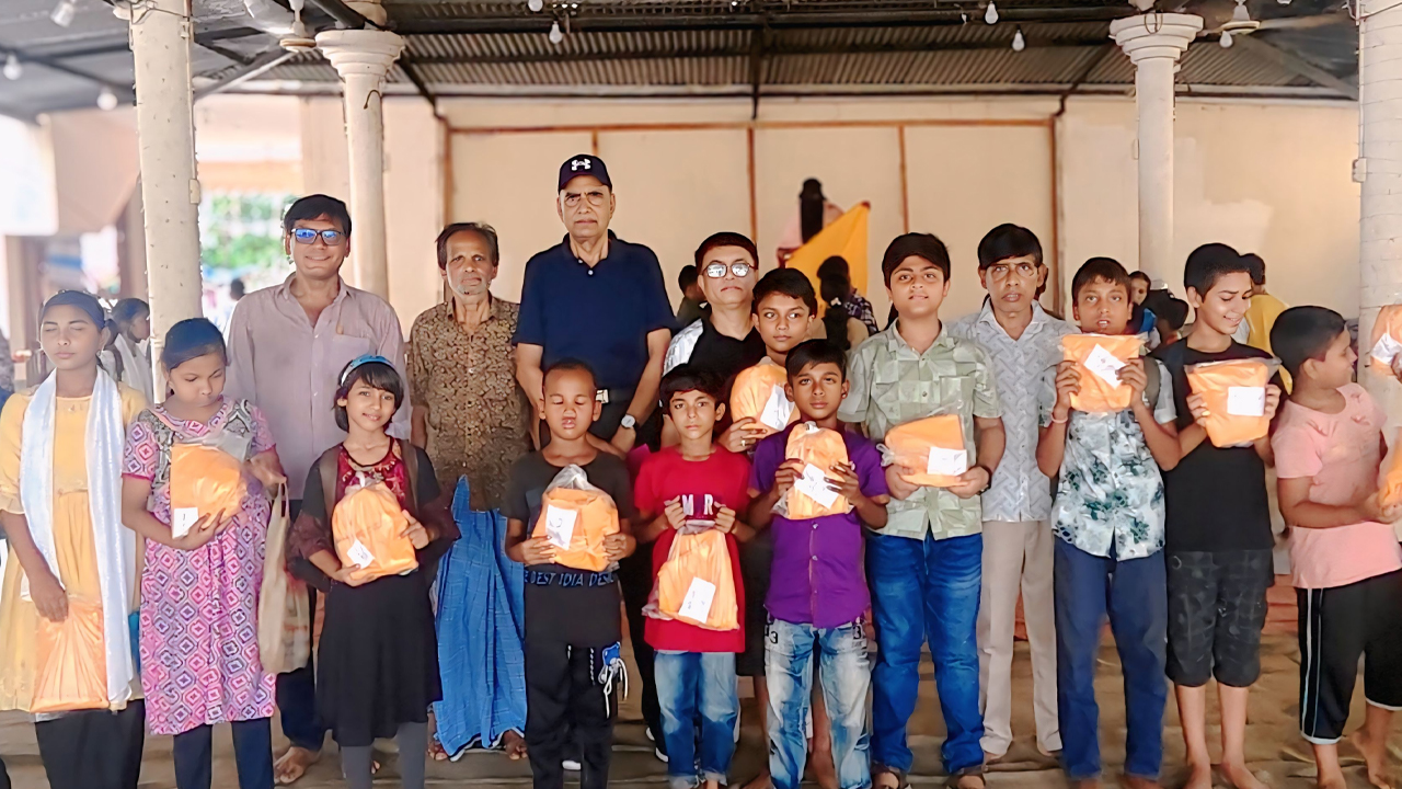 মুন্সীগঞ্জ শারদীয় দুর্গাপূজা উপলক্ষে শিক্ষার্থীদের মাঝে বস্ত্র বিতরন