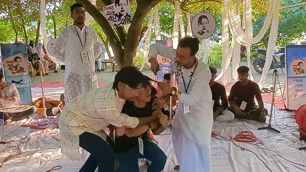 ফরিদা পারভীনের স্মরণানুষ্ঠানে &lsquo;চুল কেটে&rsquo; প্রতীকী প্রতিবাদ জানাল সংস্কৃতিকর্মীরা