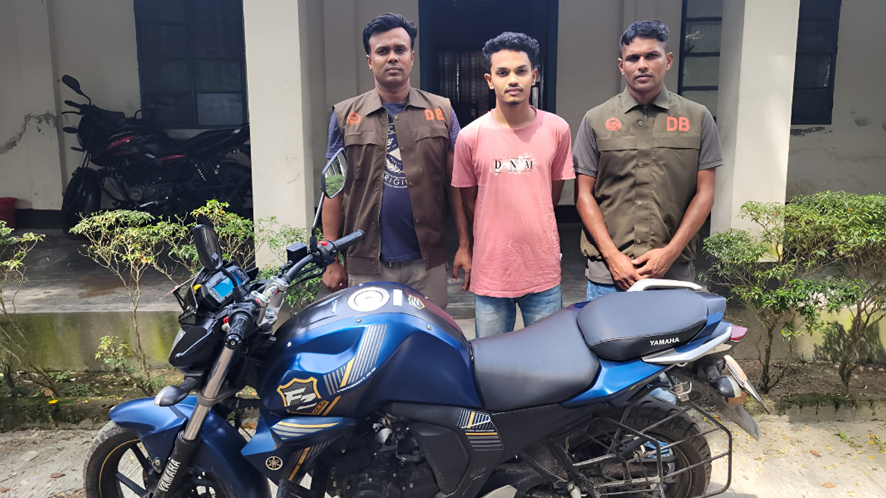 মায়ের অসুস্থতার নাটক সাজিয়ে বন্ধুর বাইক চুরি, ডিবির জালে যুবক ধরা
