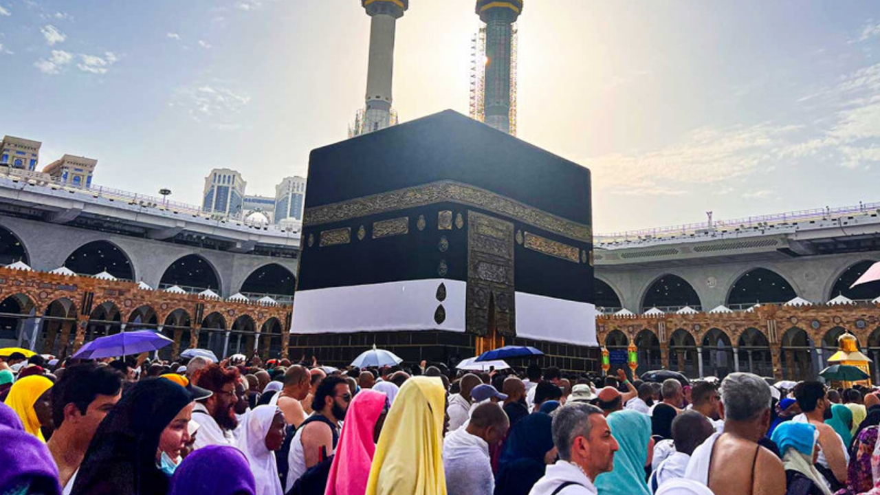 সরকারি ব্যবস্থাপনায় হজের ৩ প্যাকেজ, কমলো বিমান ভাড়া