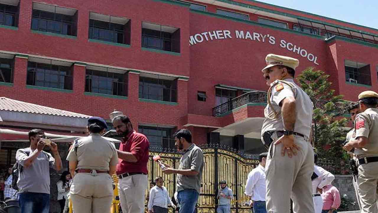 নয়াদিল্লির তিন শতাধিক স্কুল ও বিমানবন্দরে বোমা হামলার হুমকি