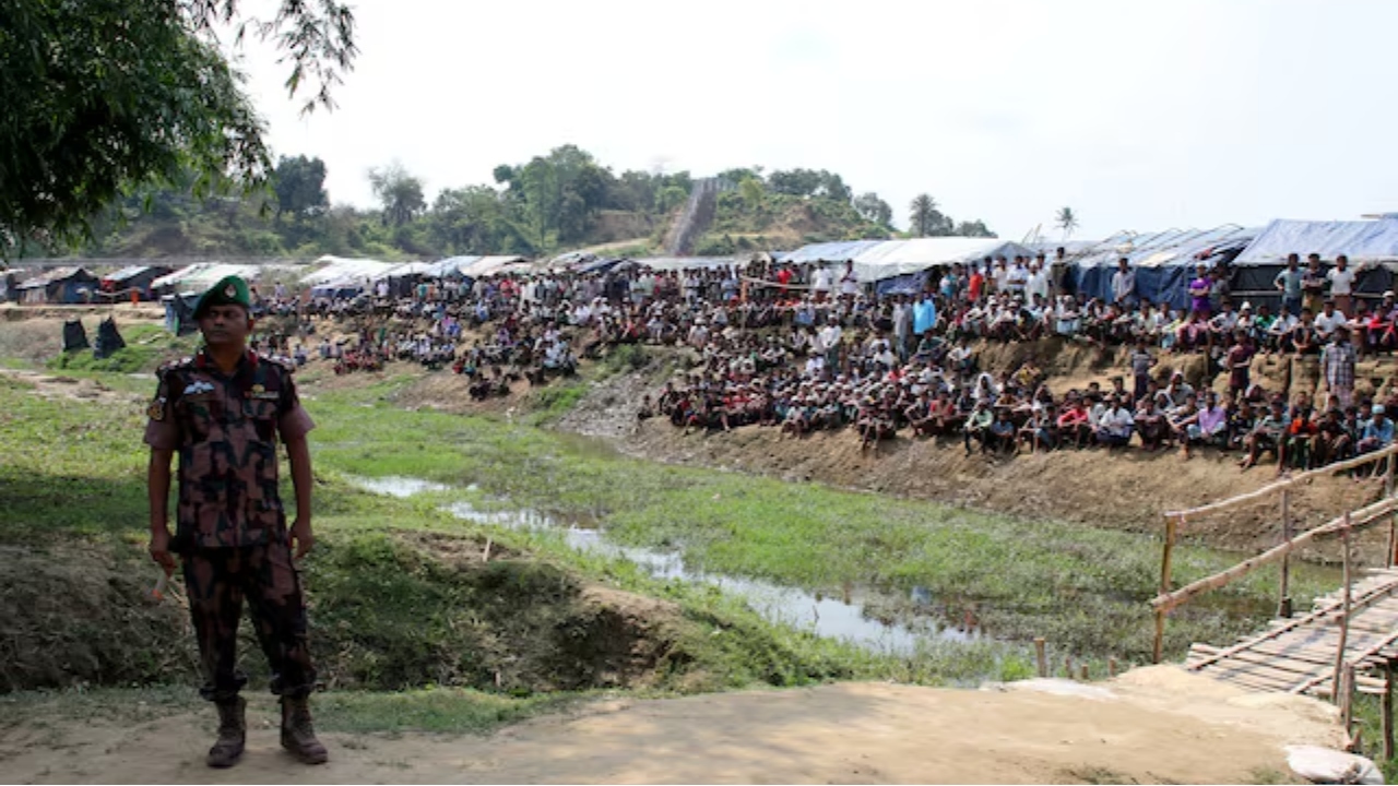 রোহিঙ্গাদের গ্রাম ধ্বংস করছে মিয়ানমার