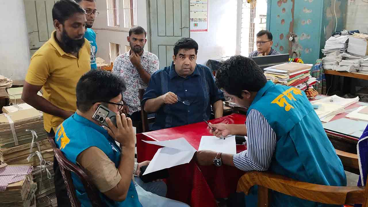 পিরোজপুরে রেজিস্ট্রি অফিসে দুদকের অভিযান, নগদ ৬৭ হাজার টাকা উদ্ধার&nbsp;