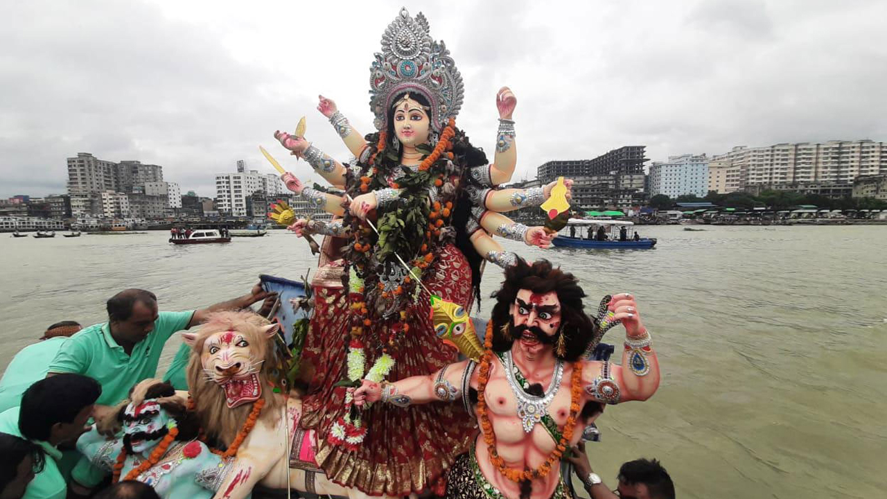 দেবী দুর্গাকে বিসর্জনের মধ্য দিয়ে শেষ হলো শারদীয় দুর্গোৎসব