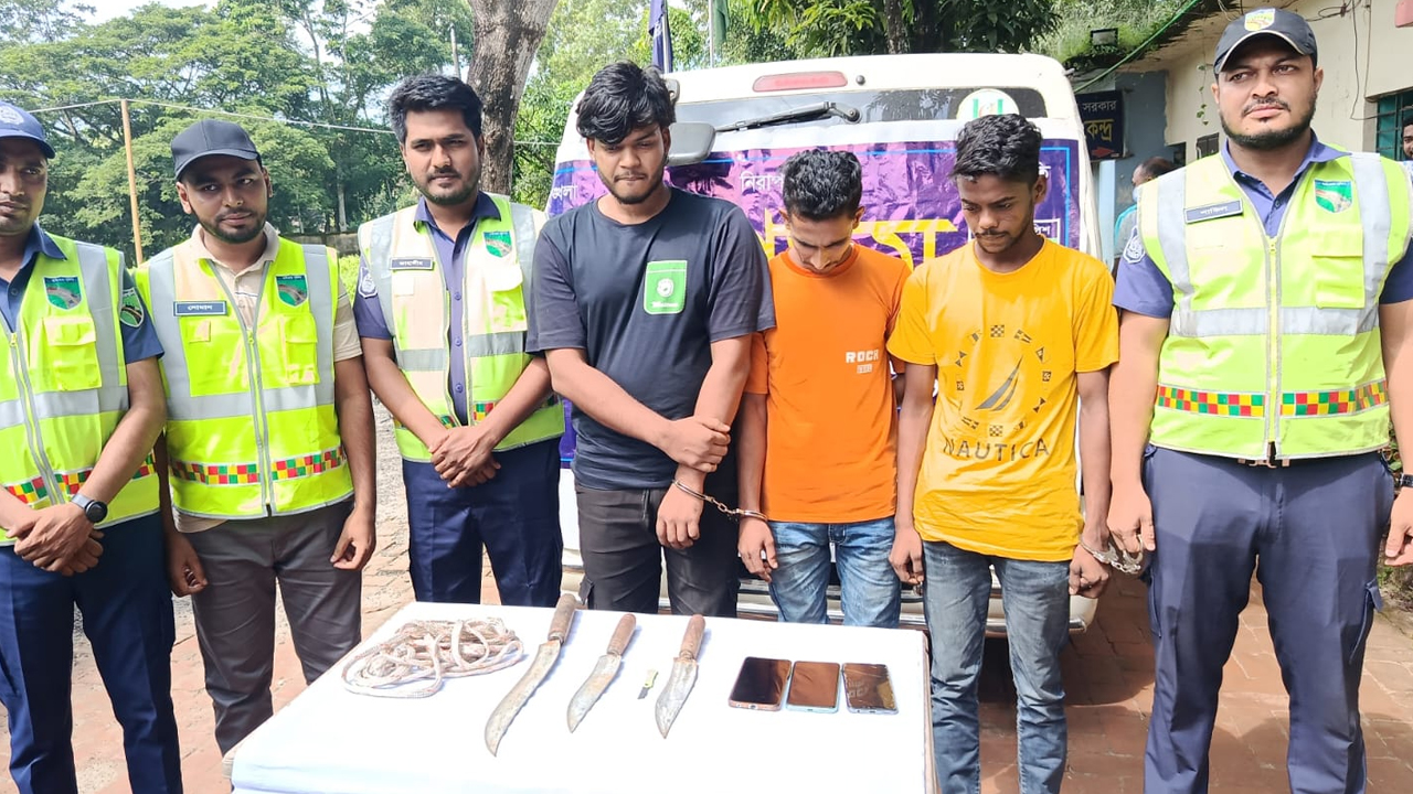 ফেনীতে অ্যাম্বুলেন্সযোগে ডাকাতির প্রস্তুতি, অস্ত্রসহ গ্রেপ্তার ৩
