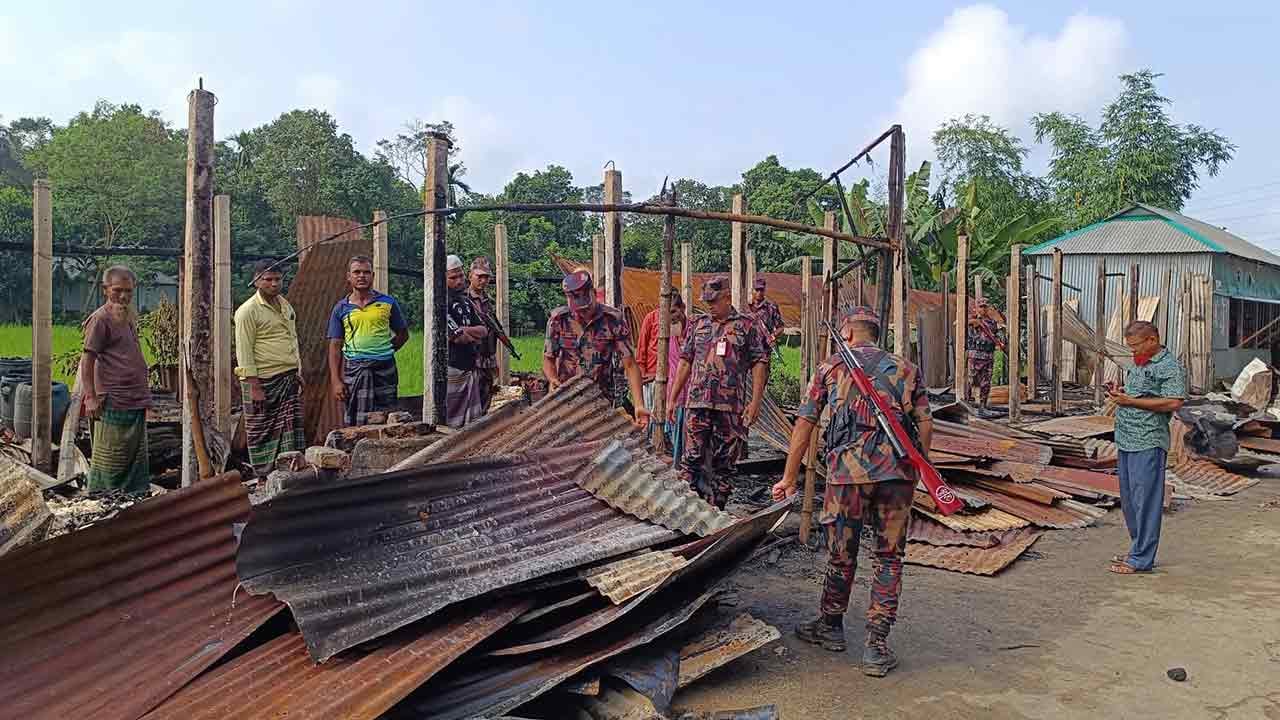 শেরপুরে আগুনে পুড়ল ৫ দোকান, ক্ষতি কোটি টাকার