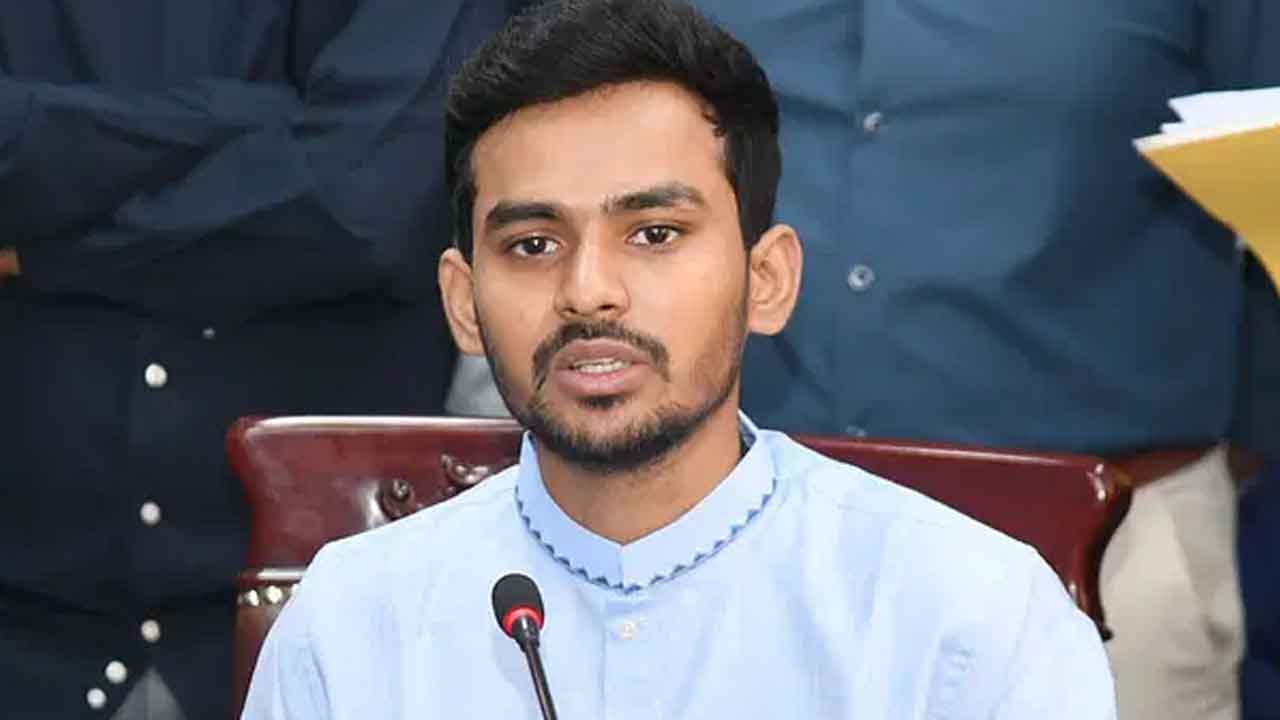 &lsquo;সেফ এক্সিট&rsquo; নিয়ে এবার উপদেষ্টা আসিফের ফেসবুক পোস্ট