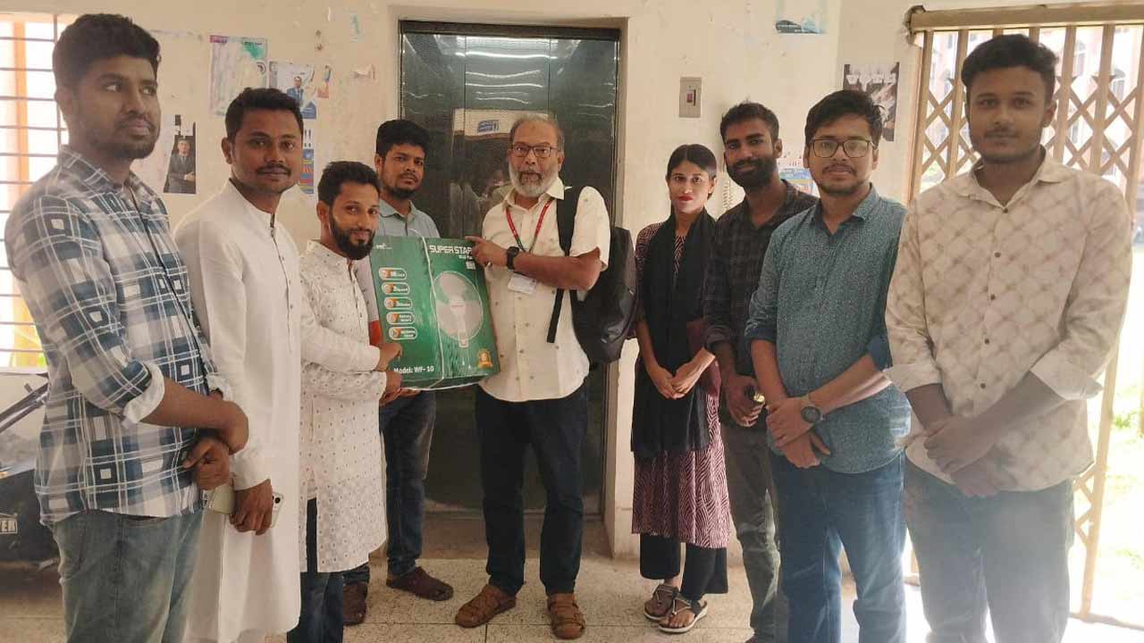 লিফটের জন্য ভিসির হাতে ফ্যান হস্তান্তর করল ববি ছাত্রদল