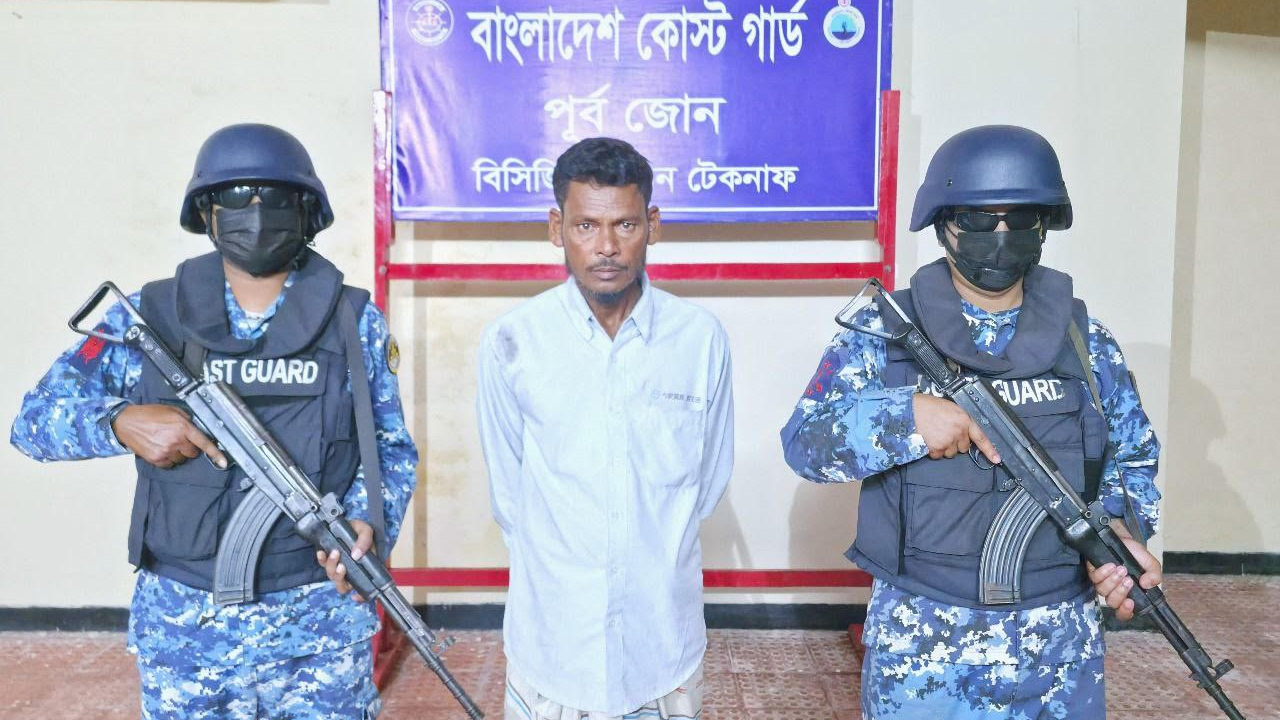 টেকনাফে মানবপাচারকারী চক্রের মূলহোতা আটক