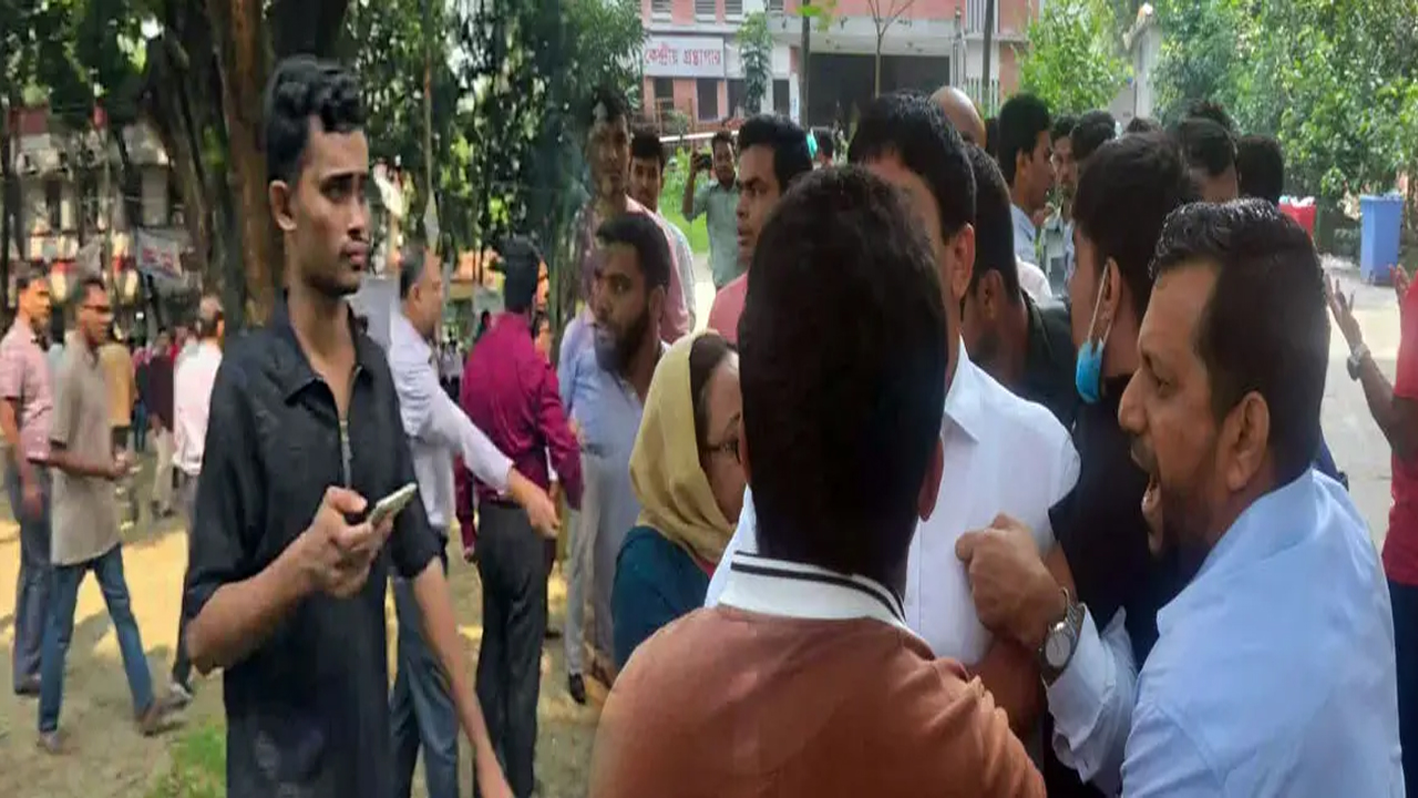 ঢাকা কলেজে শিক্ষক-শিক্ষার্থীদের মধ্যে ধস্তাধস্তি