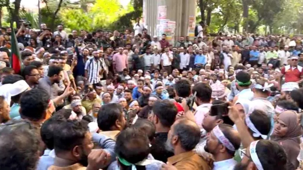 শিক্ষকদের নতুন আলটিমেটাম &mdash; দাবি না মানলে আমরণ অনশন