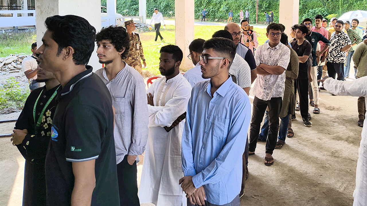 চলছে চাকসু নির্বাচনে ভোটগ্রহণ