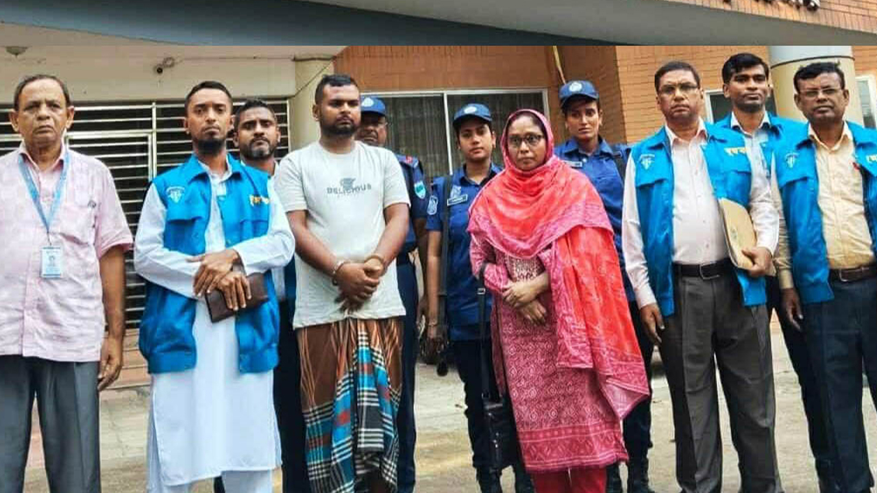 সেই রাজস্ব কর্মকর্তাকে এবার বহিষ্কার করল অর্থ মন্ত্রণালয়