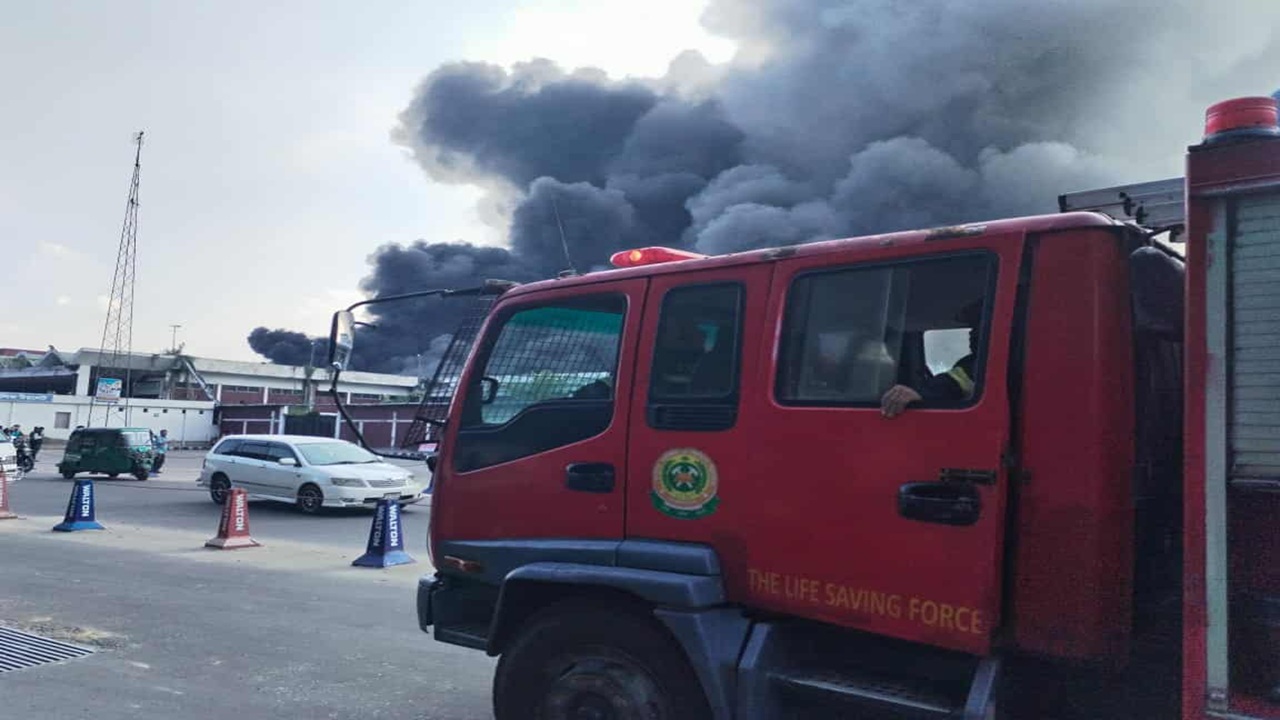 শাহজালালের কার্গো ভিলেজের আগুন অনেকটা নিয়ন্ত্রণে