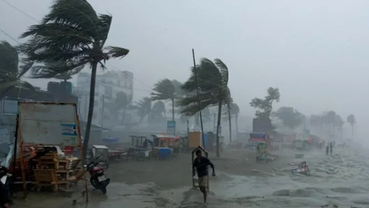 ধেয়ে আসছে শক্তিশালী বৃষ্টিবলয়