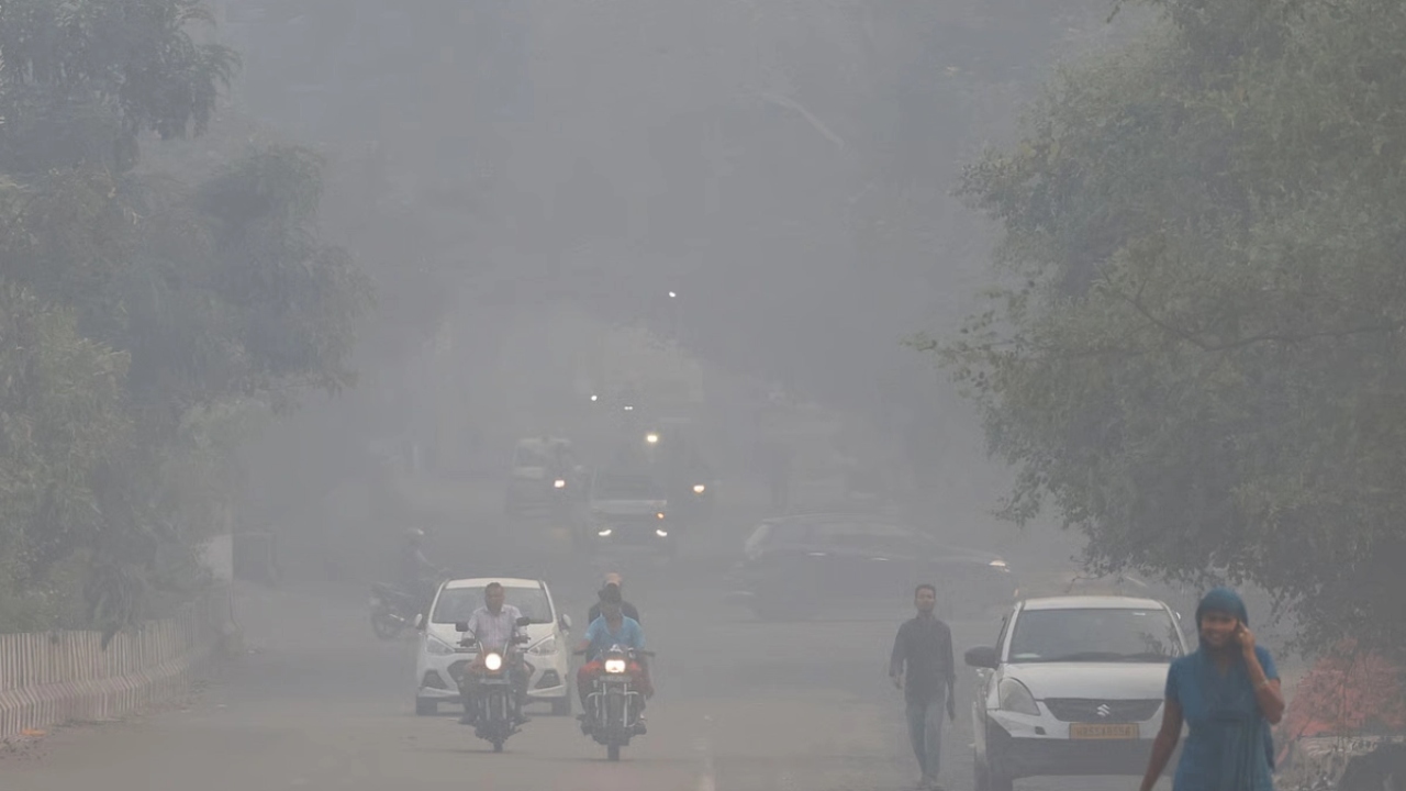 বিষাক্ত ধোঁয়াশায় ঢেকে গেছে নয়াদিল্লি
