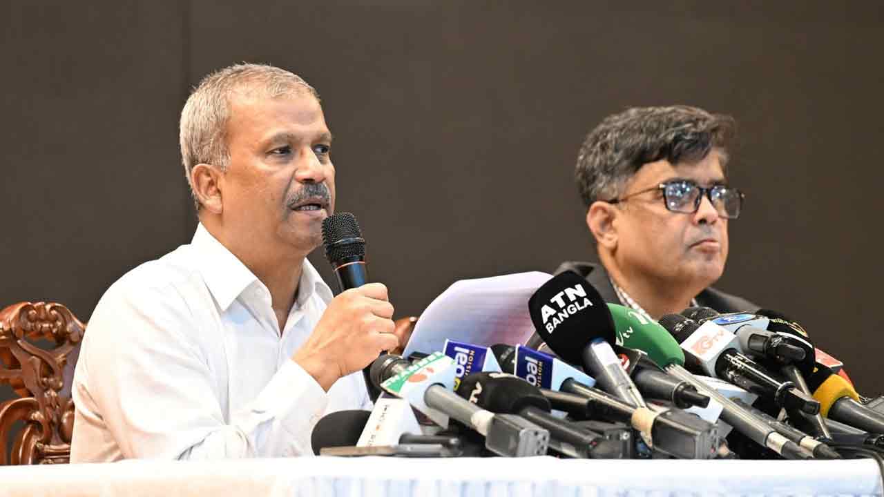 পলাতক ব্যক্তিরা নির্বাচন করতে পারবে না: আসিফ নজরুল