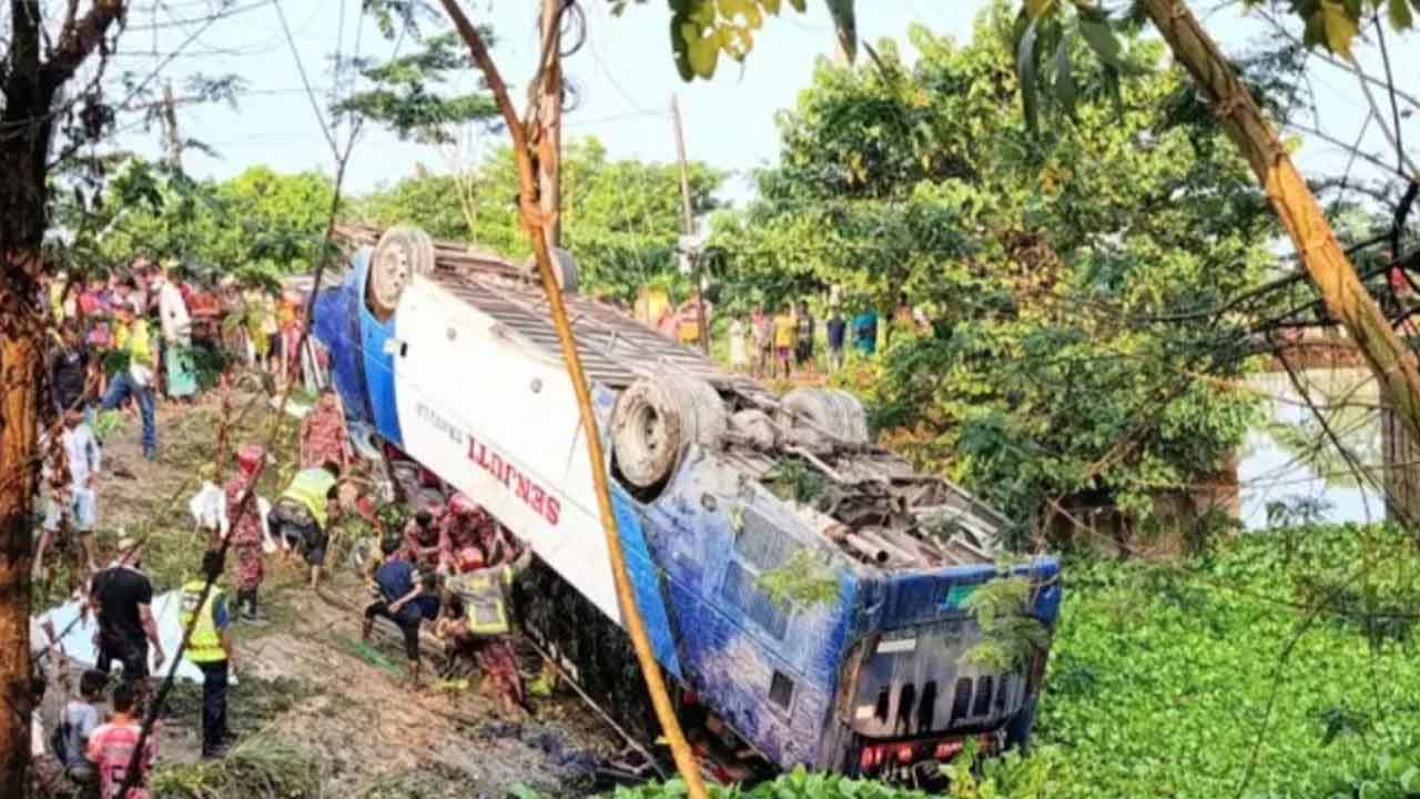 টাঙ্গুয়ার হাওরে ঘুরতে গিয়ে পর্যটকবাহী বাস খাদে, মা-মেয়ে নিহত