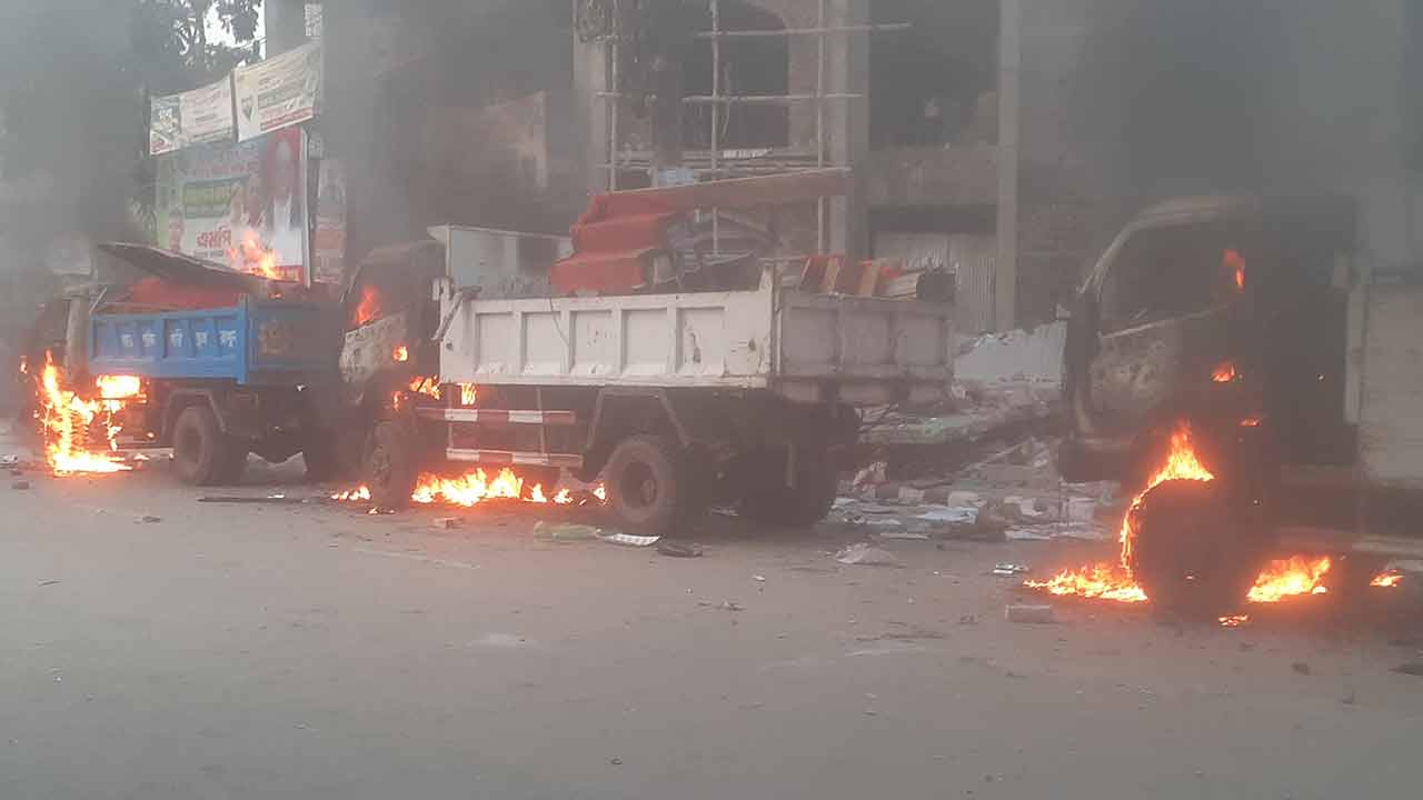 ভোলায় উচ্ছেদ অভিযানে হামলা, পৌরসভার তিনটি গাড়িতে আগুন