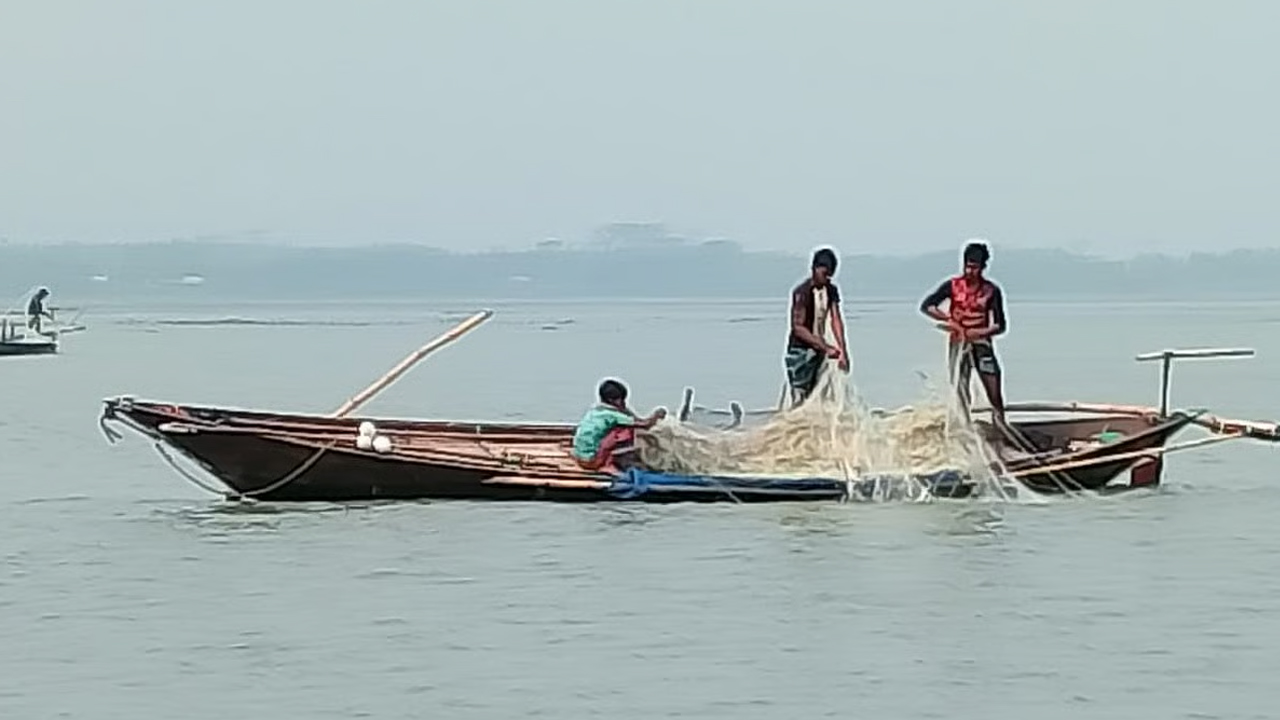 নিষেধাজ্ঞা শেষ, ইলিশ ধরতে নেমেছেন জেলেরা