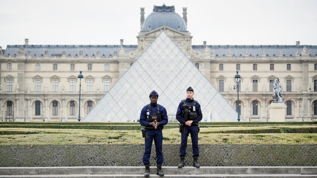 ল্যুভর জাদুঘরে চুরির ঘটনায় দুইজন গ্রেপ্তার