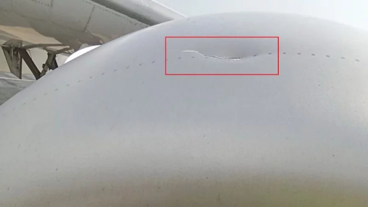 ওসমানী বিমানবন্দরে বোর্ডিং ব্রিজে বিমানের ধাক্কা, ফ্লাইট বিলম্বিত