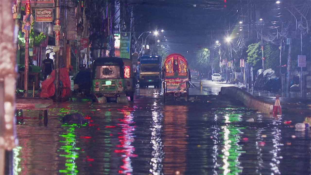 রাজধানীতে ঝুম বৃষ্টিতে নেমে এলো অন্ধকার