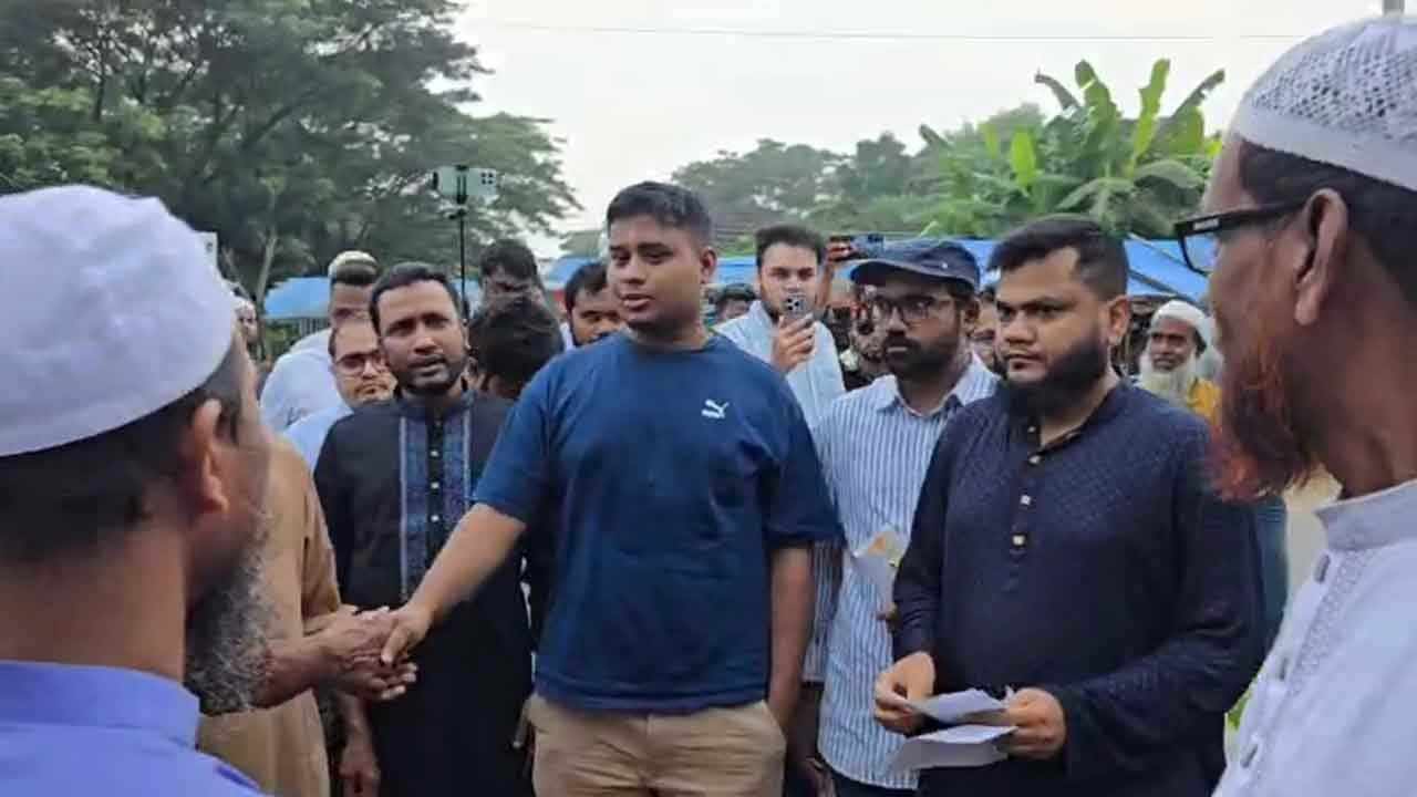 শিশিরভেজা সকালে বাজার পরিদর্শনে হাসনাত আব্দুল্লাহ, শাপলা দিয়ে বরণ