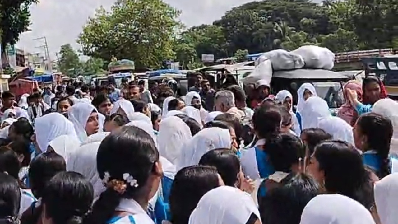 মানিকগঞ্জে শিক্ষককে মারধর, শিক্ষার্থীদের বিক্ষোভ