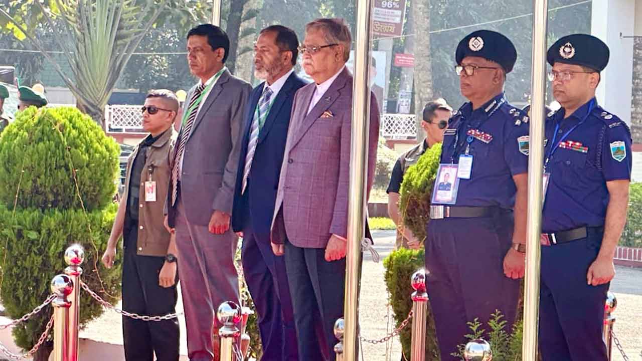 দুই দিনের সফরে পাবনায় পৌঁছেছেন রাষ্ট্রপতি