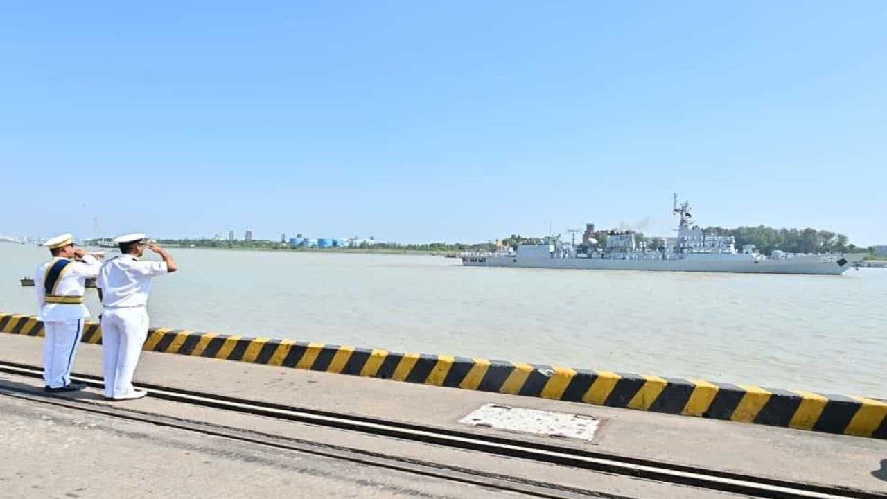 বাংলাদেশ সফরে এলো পাকিস্তান নৌবাহিনীর জাহাজ