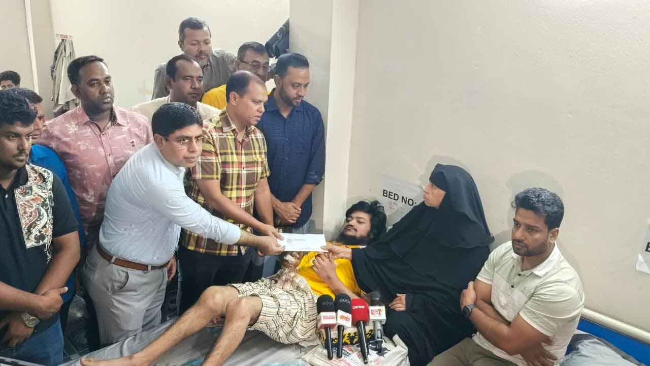 পঙ্গু ছেলে ও ক্যানসারে আক্রান্ত মায়ের পাশে তারেক রহমান