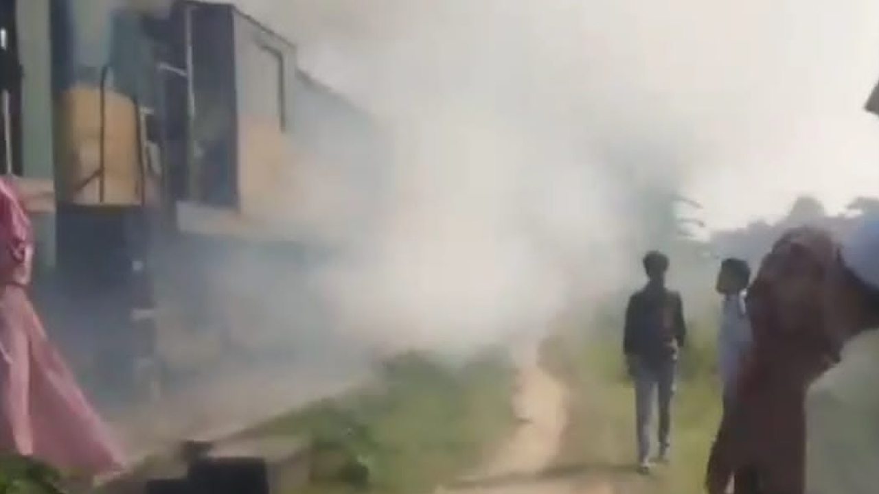 বলাকা কমিউটার ট্রেনের ইঞ্জিনে আগুন, ট্রেন চলাচল বন্ধ