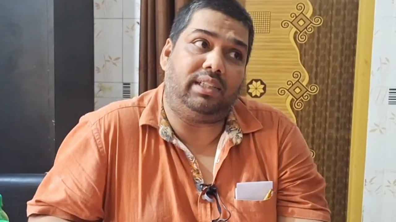 যাত্রীকে লাঞ্ছিতের ঘটনায় রেলের বুকিং সহকারী বরখাস্ত