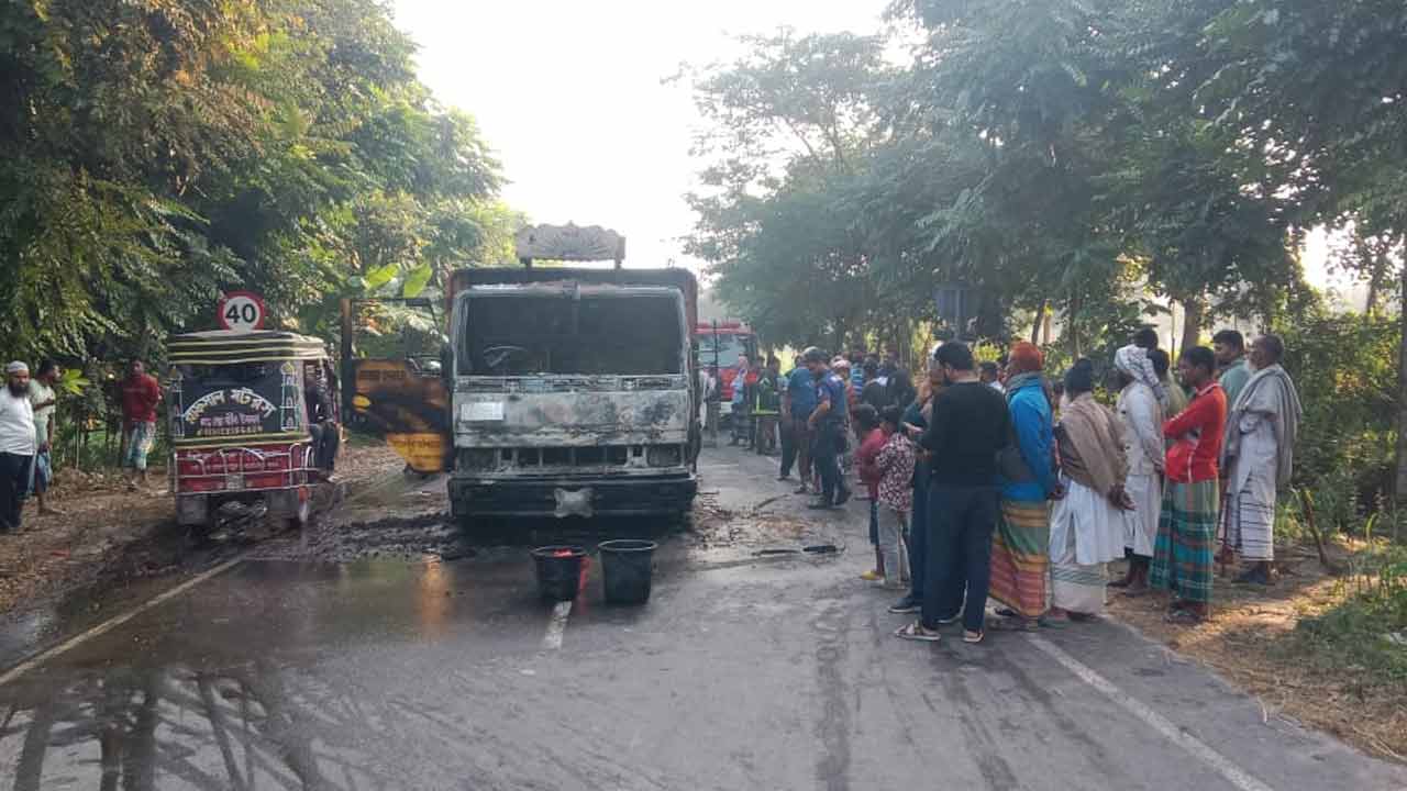 পদ্মা সেতুর দক্ষিণ প্রান্তে ককটেল বিস্ফোরণ ও অগ্নিসংযোগ