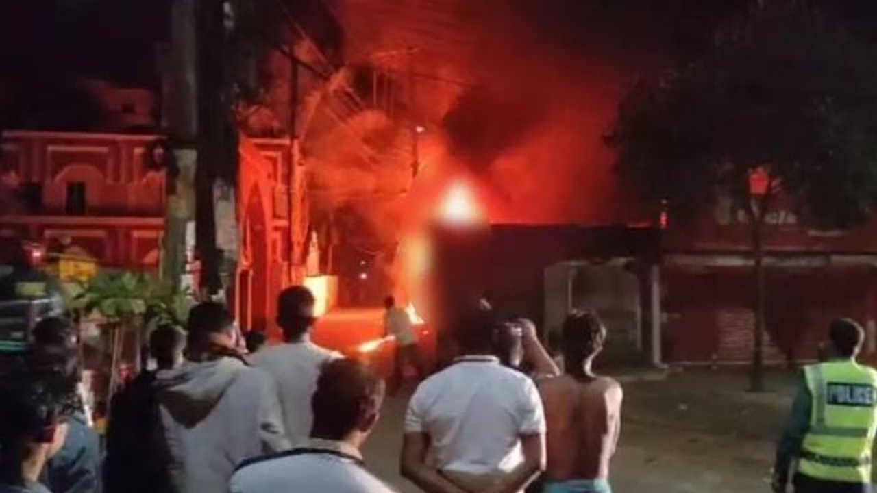 সিলেটে গভীর রাতে ১৩ গাড়িতে আগুন