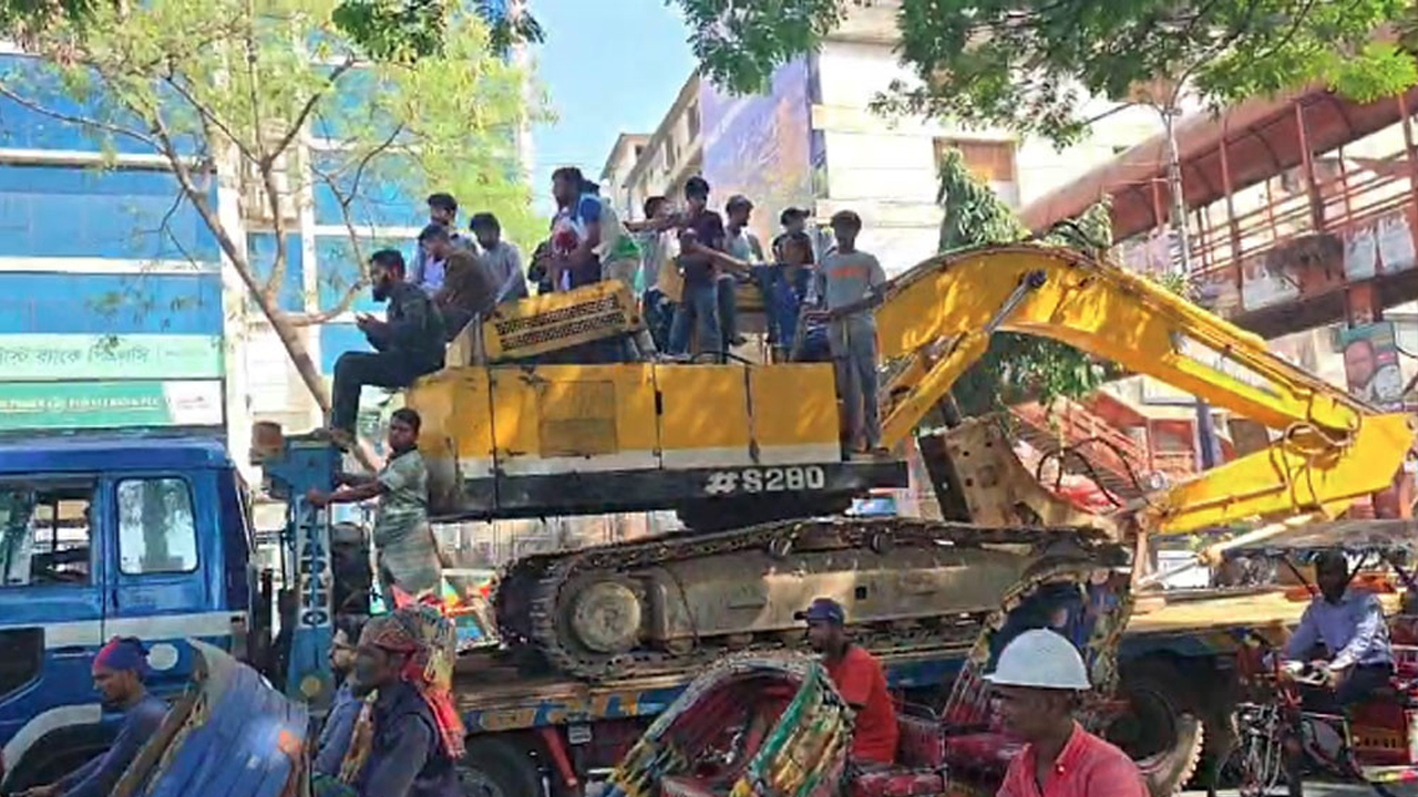 ধানমন্ডি ৩২ নম্বরে নেওয়া হয়েছে দুটি বুলডোজার