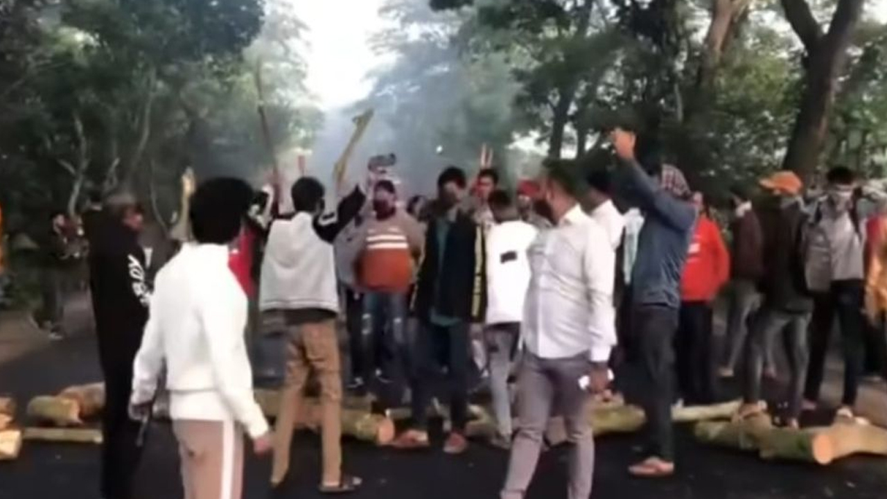 ঢাকা-খুলনা মহাসড়কে গাছ ফেলে নিষিদ্ধ ছাত্রলীগের বিক্ষোভ