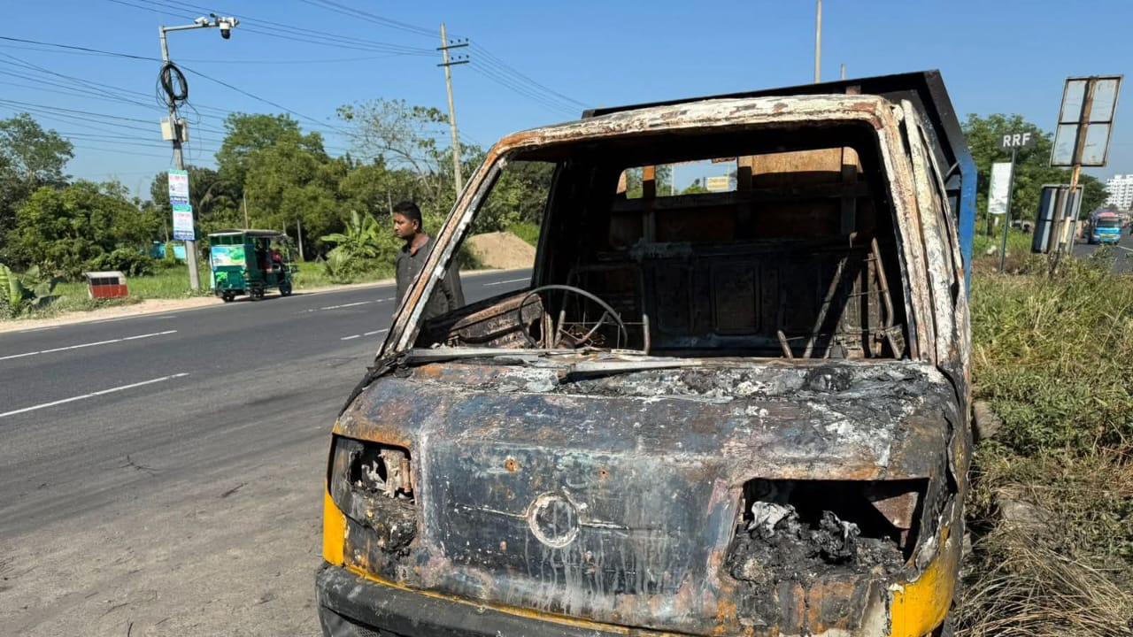 জামায়াত কর্মীর গাড়িতে আগুন
