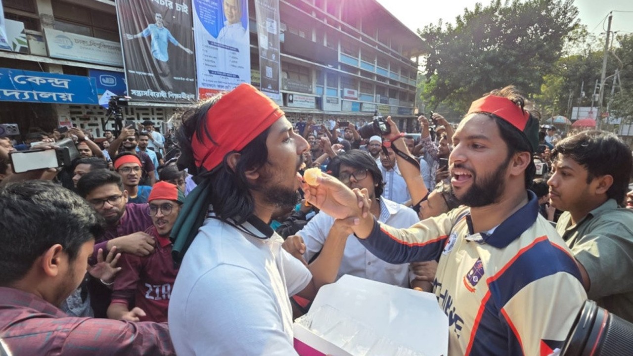 হাসিনার মৃত্যুদণ্ডের রায়ে টিএসসিতে উল্লাস, মিষ্টি বিতরণ