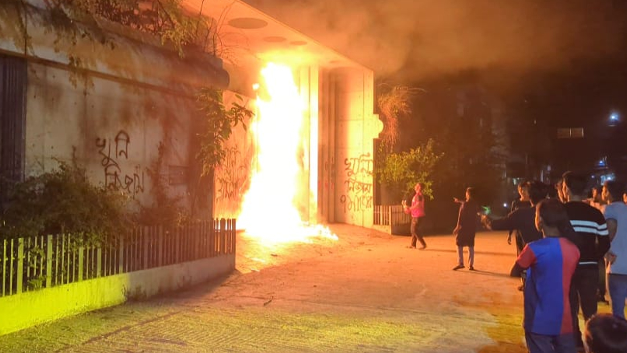 এবার নিজাম হাজারীর বাড়িতে আগুন