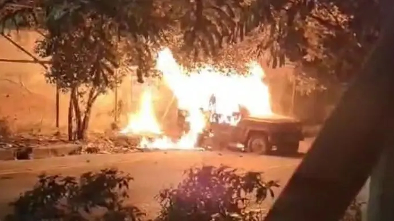 রাজধানীর আগারগাঁওয়ে পার্কিং করা গাড়িতে আগুন