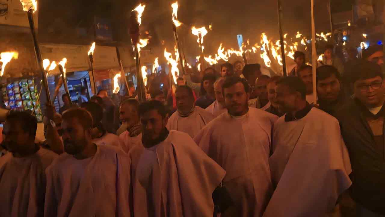 প্রার্থী পরিবর্তনের দাবিতে কাফনের কাপড় পরে মশাল মিছিল