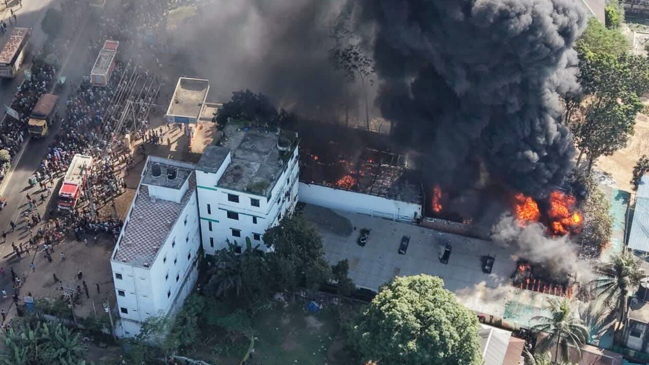 গাজীপুরে কেমিক্যাল কারখানায় ভয়াবহ আগুন