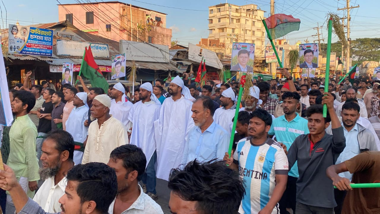 বিএনপির প্রার্থী পরিবর্তনের দাবিতে কাফনের কাপড় পরে বিক্ষোভ