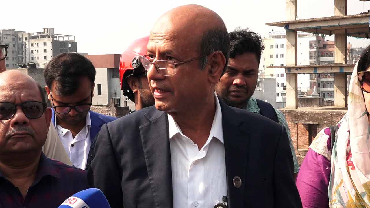 বালু-সিমেন্ট ছাড়াই ছিল ভবনটির ছাদের রেলিং, রাজউক চেয়ারম্যানের ক্ষোভ