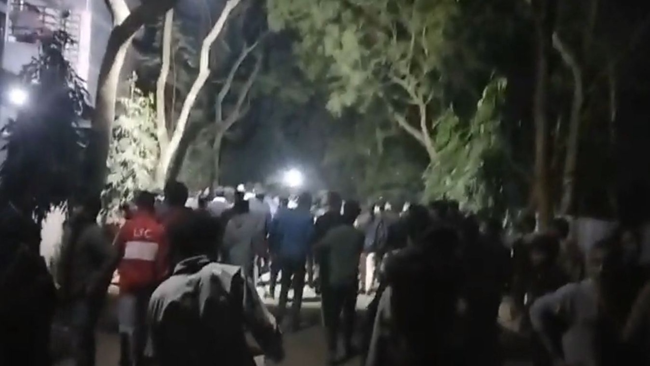 নারী শিক্ষার্থীকে উত্ত্যক্ত করায় স্থানীয়দের সঙ্গে যবিপ্রবি শিক্ষার্থীদের দফায় দফায় সংঘর্ষ