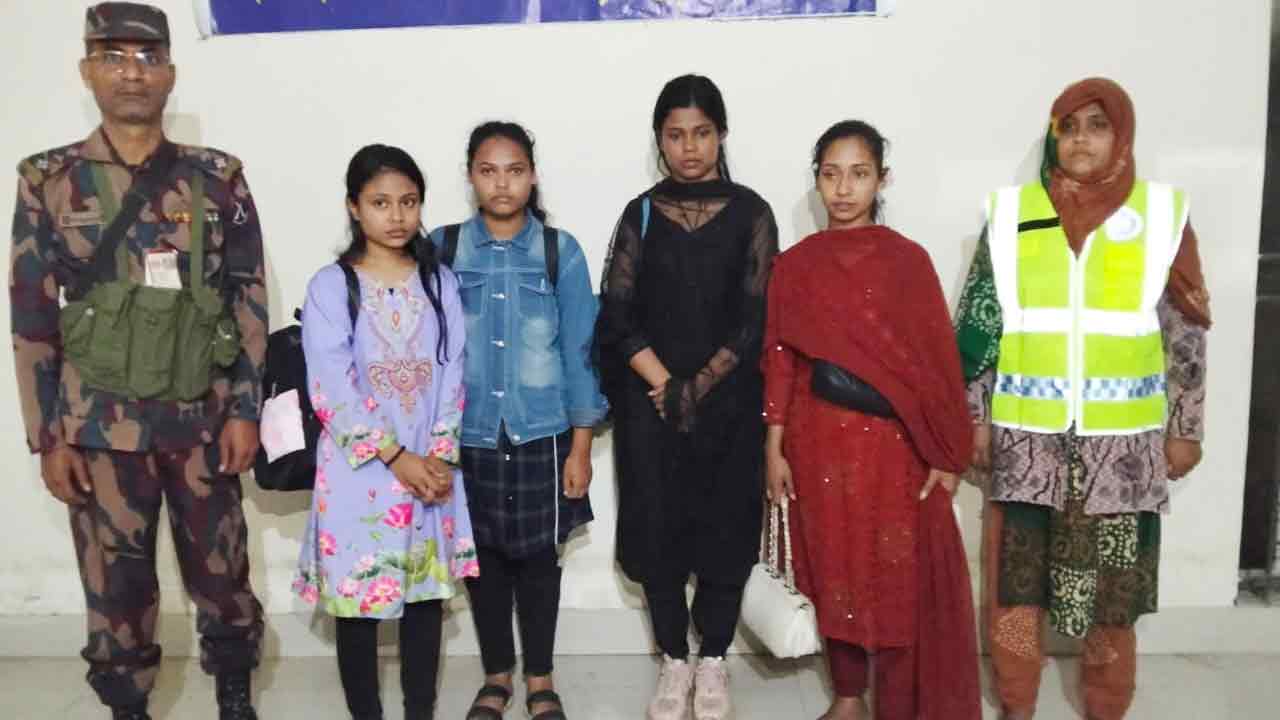 পতাকা বৈঠকের পর দেশে ফিরল ভারতে আটক ৪ নারী