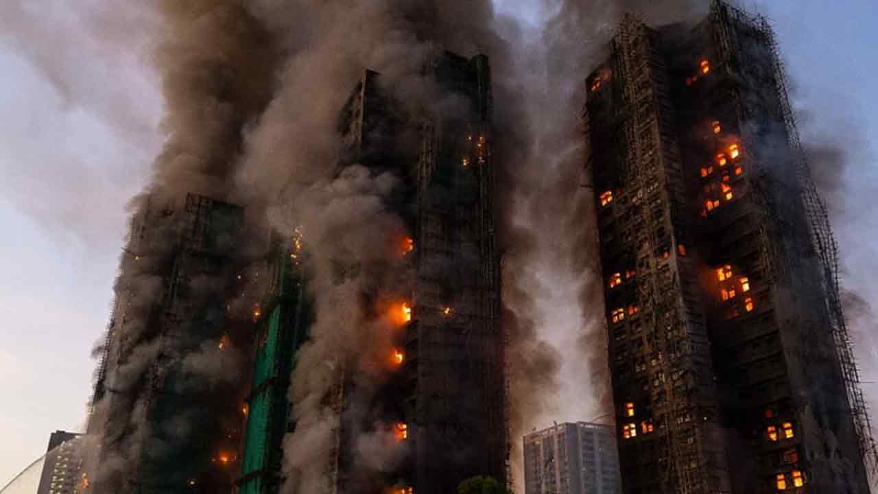 হংকংয়ে বহুতল ভবনে ভয়াবহ আগুনে নিহত ৪৪, নিখোঁজ ২৭৯